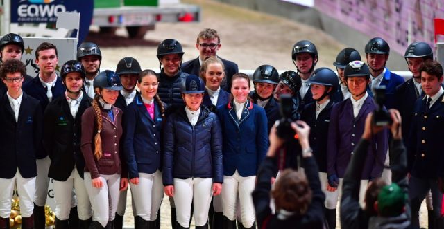 Gruppenfoto: Die EY-Cup-Reiter der Amadeus Horse Indoors 2017. © im|press|ions – Daniel Kaiser