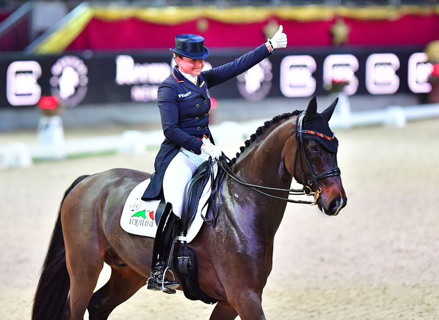 Vorjahres-Weltcupsiegerin Dorothee Schneider kommt zur Amadeus Horse Indoors