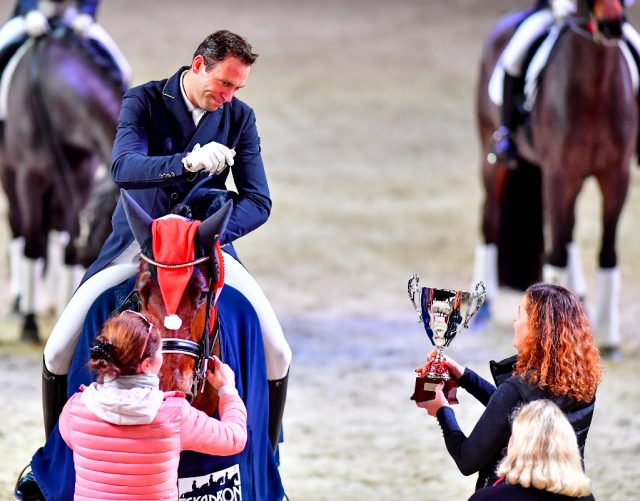 Claudine Pengg von der „Pferde von Auheim GmbH“ gratulierte Christian Schumach persönlich zum Sieg. © im|press|ions – Daniel Kaiser