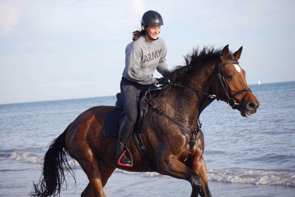 Hannah Traussnigs #Glücksmoment 2017: Der erste Strandritt mit ihrem Pferd. © Hannah Traussnig