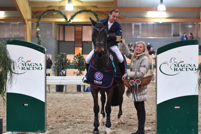 Ex-Miss World und Magna Racino-Geschäftsführerin Ulla Weigerstorfer bei einer Siegerehrung in der großen Reitsporthalle. Foto © Horse Sports Photo