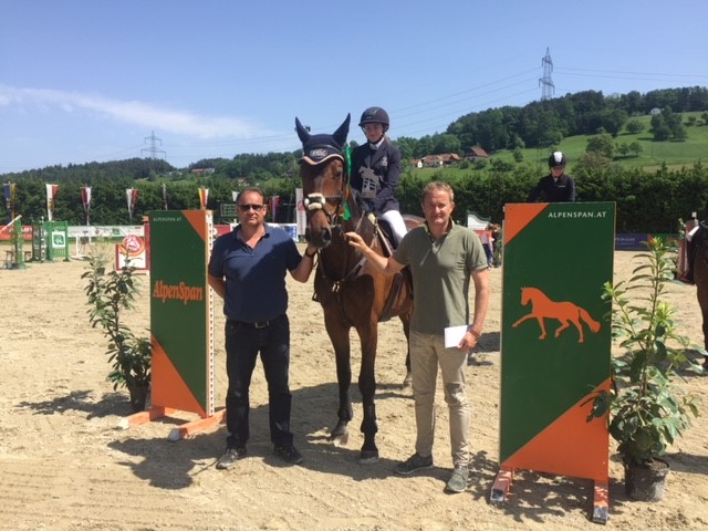 Siegerin der 2. Etappe des Alpenspan-Nachwuchscups 2018: Laura Häusler auf Cantorino KES. © Privat