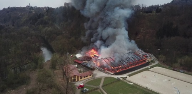 Das Zuhause Österreichs Top-Springreiters Gerfried Puck (ST), der Reitstall Bergmühle stand heute Nachmittag in Vollbrand. © https://www.youtube.com/watch?v=-C-R9wHReSM&feature=share&fbclid=IwAR3cDNTLR5EylYGxWug6TwkslFvmWTNE37Lg0yzgJaEfd8Yi2sbqZGOzKGM