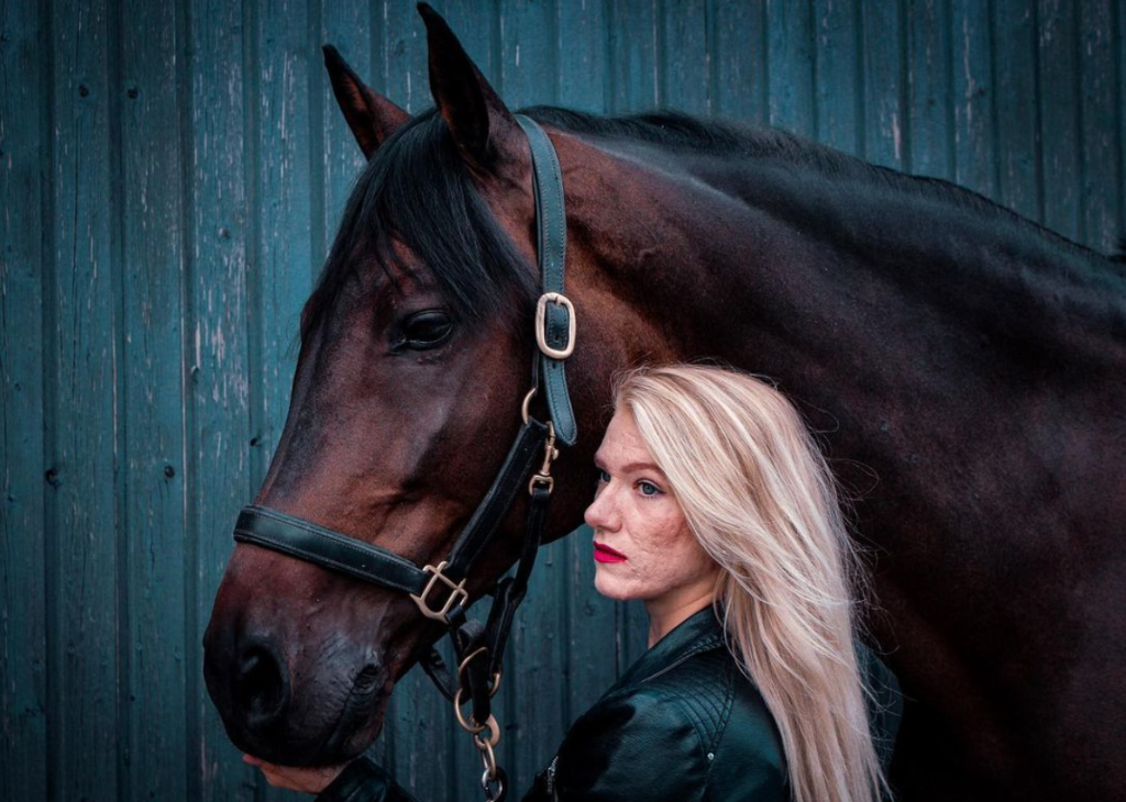 Sie wehrt sich gegen sexualisierte Gewalt im Reitsport! Lisa Marie Kreutz ruft mit der Kampagne #UYVEquestrian via Social Media auf, seine Geschichte zu erzählen und laut zu werden. © Instagram: lisamariekreutz