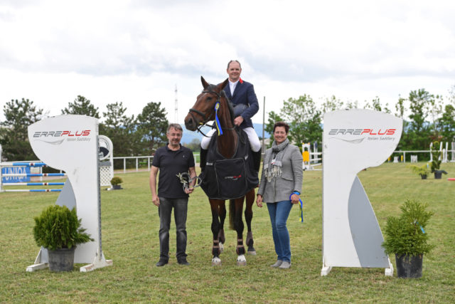 Günter Keglovits (ERREPLUS) und Petra Zoher (Richterin) gratulierten Tomasz Trela (RC St. Pölten-Hart) zum Sieg im ERREPLUS Amateurspringcup. © HORSIC.com