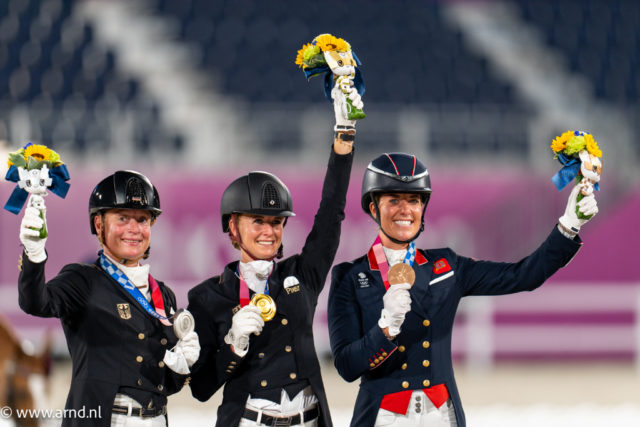 Die Olympischen Spiele Tokio 2020 im Dressurreiten sind entschieden: Gold für Jessica von Bredow-Werndl (GER) und TSF Dalera BB, Silber für Isabell Werth (GER) mit Bella Rose und Bronze für Charlotte Dujardin (GBR) auf Gio. ©️ Arnd Bronkhorst