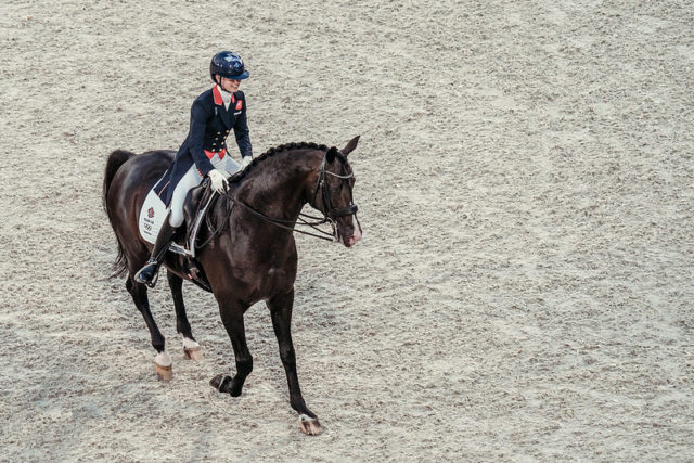 Charlotte Fry (GBR) scorte mit Everdale im Grand Prix der Olympischen Spiele Tokio 2020 gesamt 77.096 %. © FEI/Christophe Taniere