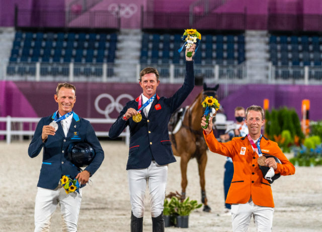 Die drei Herren Peder Fredricson (SWE), Ben Maher (GBR) und Maikel van der Vleuten (NED) (v.l.n.r) zeigten sich bei der Siegerehrung der Olympischen Spiele in Tokio emotional. ©️ Arnd Bronkhorst