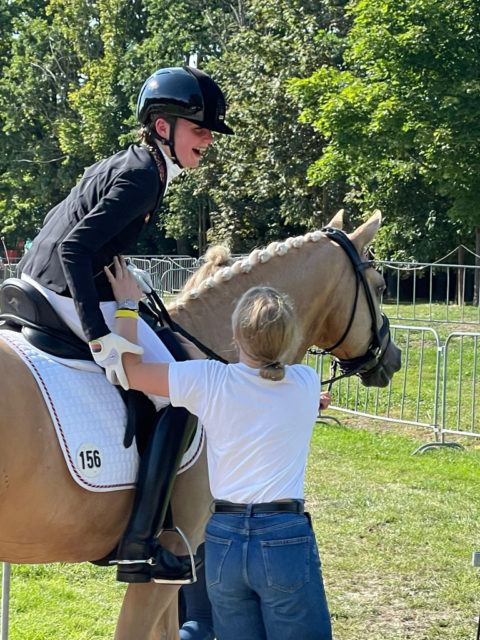 Fanny und Florentina Jöbstl freuten sich mit ihrer Freundin und der dreifachen Goldmedaillen-Gewinnerin der Pony-EM in Strzegom (POL) Rose Oatley (GER) auf Daddy Moon. © Privat