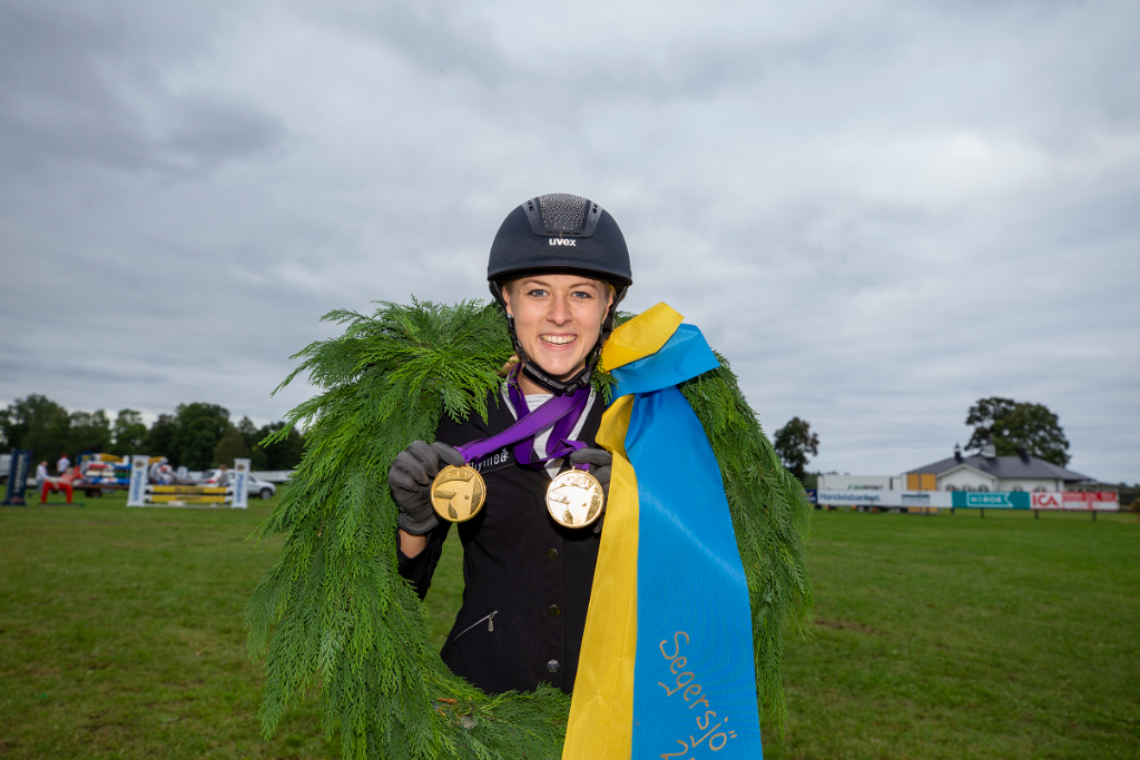 Doppel-Europameisterin der Jungen Reiter in Segersjö wird Ingrid Klimke's Tochter Greta Busacker (GER) auf ihrem Scrabble OLD. © FEI/Roland Thunholm