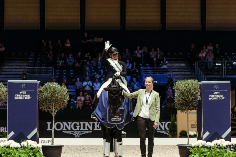 Die erfolgreiche Weihegold OLD feiert ihren 11. Weltcupsieg! Am Foto unter ihrer Reiterin Isabell Werth (GER) mit Besitzerin Christine Arns-Krogmann. © FEI/Christophe Taniére