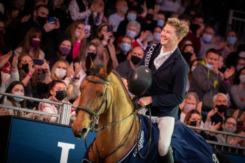 Der 22-jährige Harry Charles gewann den Weltcup bei der London Horse Show! Was für ein Erfolg für den jungen Olympiateilnehmer. ©FEI/Jon Stroud