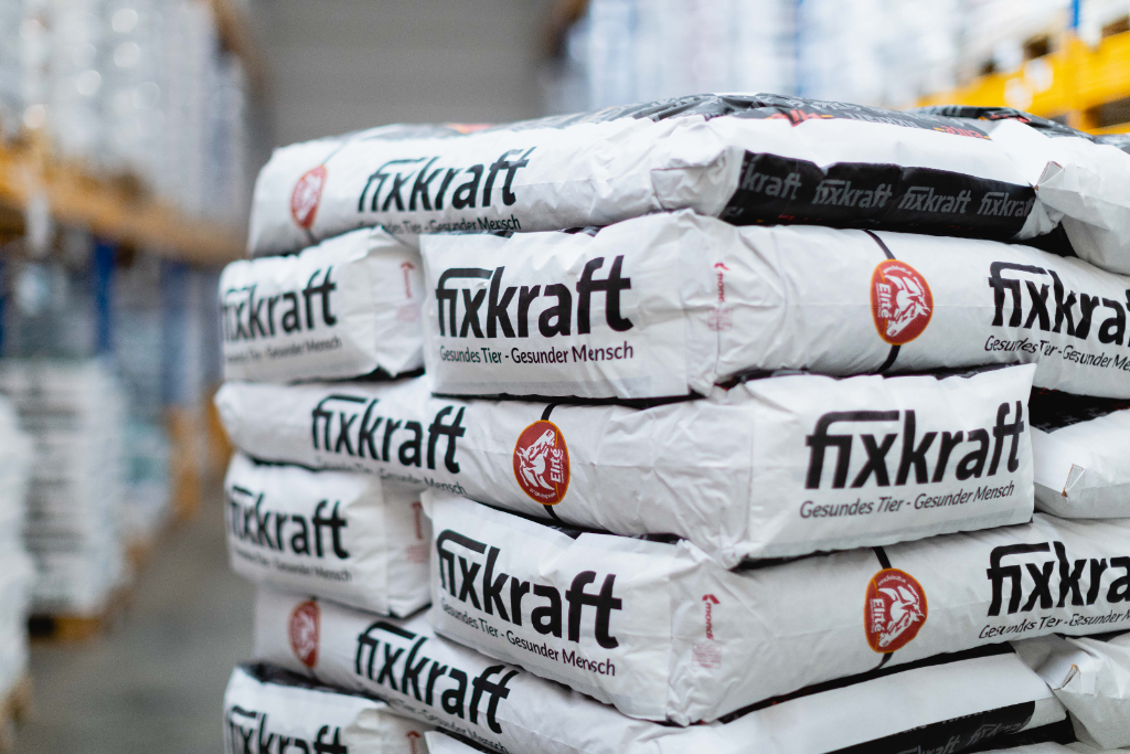 Nachhaltigkeit im Reitsport: der österreichische Futtermittelhersteller FIXKRAFT liefert sein Futter in Papiersäcken oder als lose Ware für die Silolagerung. © Fixkraft