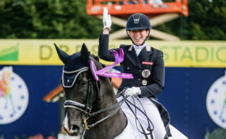 Das österreichische Siegerpaar bei der Siegerehrung in Hagen: Franziska Fries (NÖ) und Atomic gewinnen die Drei-Stern-Freestyle. © Petra Kerschbaum