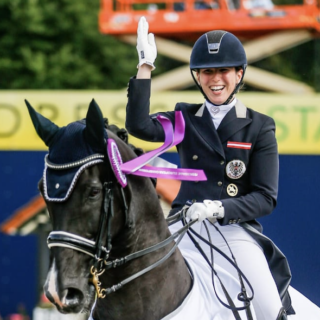 Das österreichische Siegerpaar bei der Siegerehrung in Hagen: Franziska Fries (NÖ) und Atomic gewinnen die Drei-Stern-Freestyle. © Petra Kerschbaum