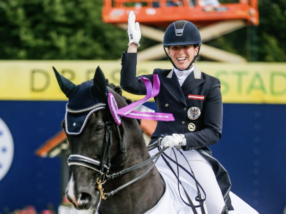 Das österreichische Siegerpaar bei der Siegerehrung in Hagen: Franziska Fries (NÖ) und Atomic gewinnen die Drei-Stern-Freestyle. © Petra Kerschbaum