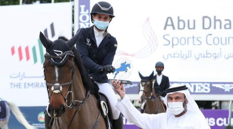 Katharina Rhomberg (V) ritt in Abu Dhabi in Woche eins zu zwei Platzierungen mit ihren Pferden Dinadja und Cuma. © IG: uaelonginesshowjumping