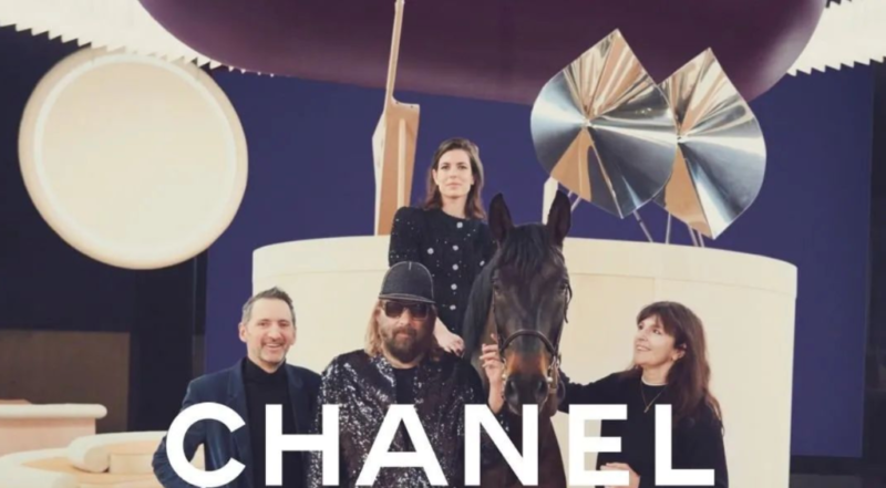 Die Chanel Fashion Show in Paris wurde von Charlotte Casiraghi auf einem Pferd eröffnet! © IG: chanelofficial