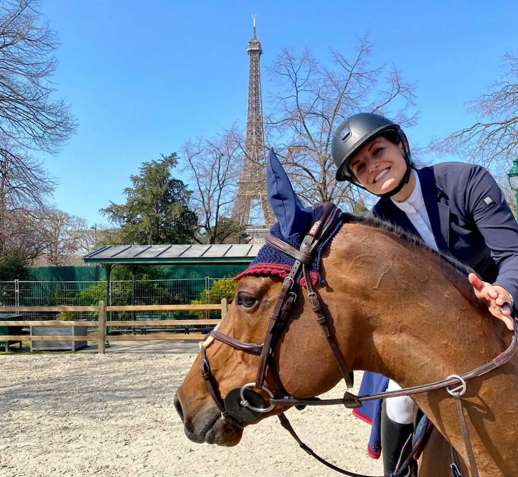 Josefina Goess-Saurau (B) konnte sich mit Happy Girl in allen drei U25-Bewerben beim Saut Hermès unweit des Eiffelturms in Paris (FRA) platzieren! © Privat