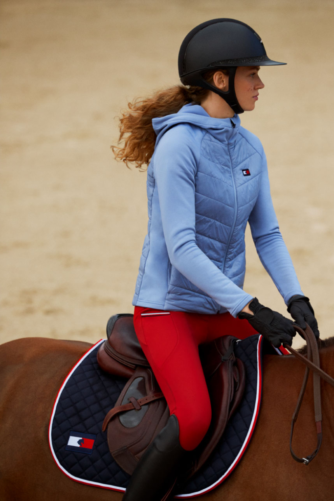 Die Farbpalette von Tommy Equestrian bleibt rot - blau - weiß. © Tommy Hilfiger