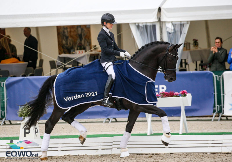 Charlotte Fry (GBR) und Kjento wurden mit 94 % das Siegerpaar in der Qualifikation der sechsjährigen Dressurpferde der Weltmeisterschaft in Verden. © Petra Kerschbaum