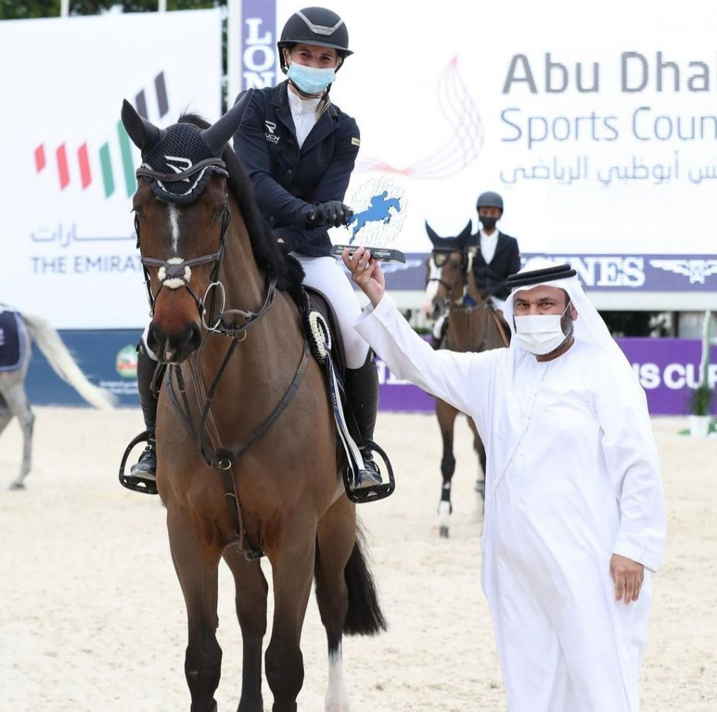 Katharina Rhomberg (V) ritt in Abu Dhabi in Woche eins zu zwei Platzierungen mit ihren Pferden Dinadja und Cuma. © IG: uaelonginesshowjumping
