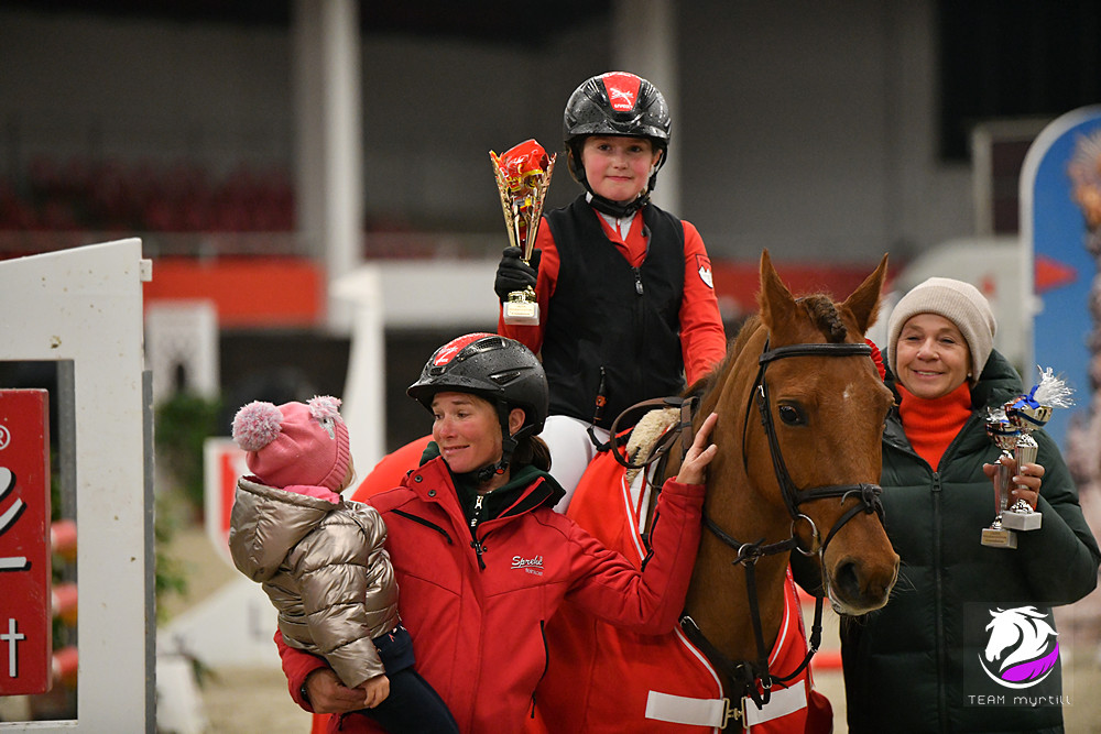"Rising Stars": Auch der Springnachwuchs durfte beim Linzer Pferdefestival nicht zu kurz kommen. Zwei Mal sicherte sich Joelle Sprehe den Sieg. © TEAM myrtill