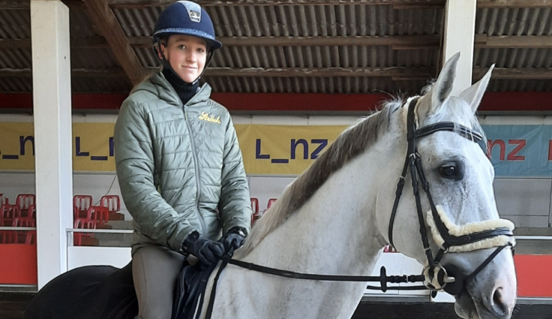 Marie Christina Sebesta (W) ist die neue Teamreiterin des Linzer Pferdefestivals und wird WM-Pferd Caipidor auf Turnieren vorstellen. © FB: Linzer Pferdefestival