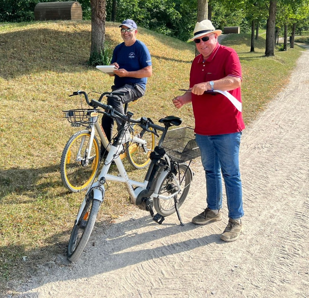 Geländebauchef Karl-Heinz Nothofer und Geländebauassistent Franz Feichtinger auf der neu gebauten Geländestrecke in Stadl Paura (OÖ). ©