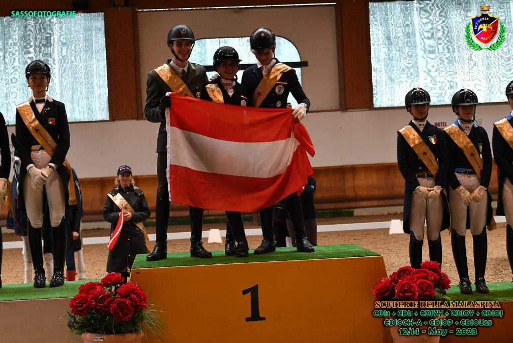 Winners! Österreichs Nationenpreis Team der Young Rider ritt in Ornago auf Rang eins. © Sassofotografie