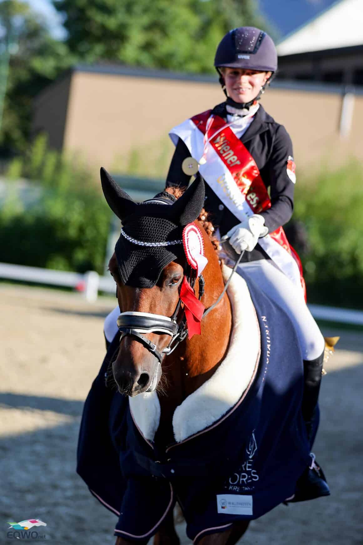 Zusammen mit ihrem Pony Ehrenhains Grannus Gold kürte sich Emma Graski (W) zur Wiener Landesmeisterin Dressur Jugend. © EQWO.net/ Petra Kerschbaum