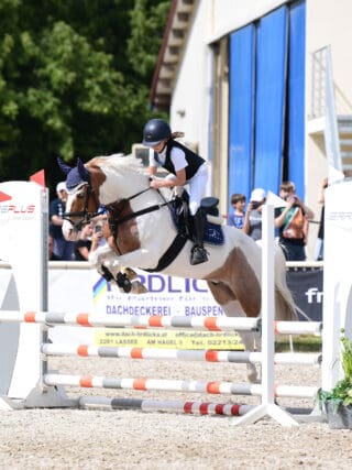 Die neunjährige Livia Schranz (NÖ) kürte sich 2023 zur niederösterreichischen Landesmeisterin bei den Ponys. © privat