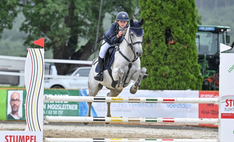 Samea Zwickl (NÖ) konnte im Sattel des 13-jährigen Pony-Wallachs zum Österreichischen Staatsmeistertitel bei den Pony springen. © privat
