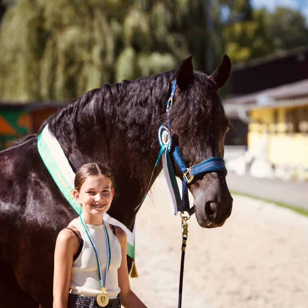 Gleich 3 (!) Landesmeistertitel in den Kategorien Pony, Jugend und Mannschaft konnte Julia Horky in der Saison 2023 gewinnen. © privat
