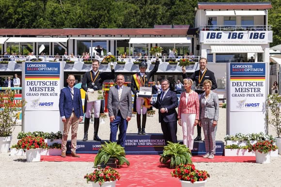 Das Kür-Podium in Balve: Jessica von Bredow-Werndl holt Gold vor Frederic Wandres und Sönke Rothenberger. © Longines Balve Optimum