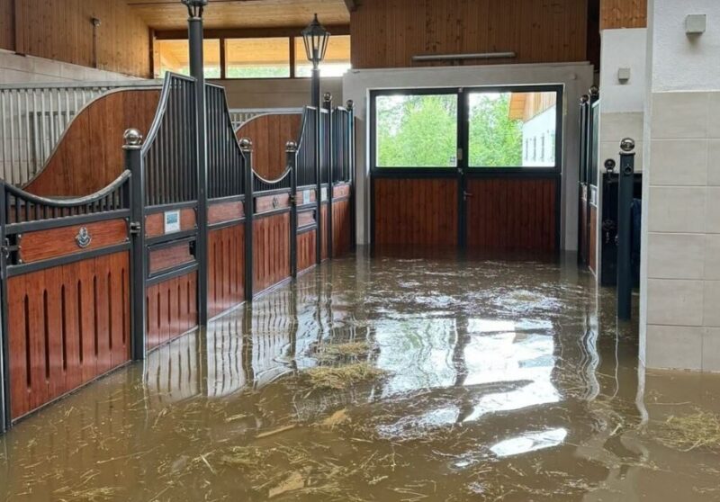 Hochwasser in Bayern: Der Stall von Weltmeisterin Simone Blum wurde überflutet. © IG: Simone Blum