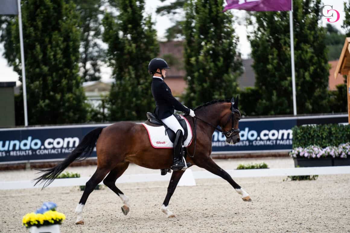 Nele Cordt (W) und Nordbygaards Chanell wurden mit 66,919 % für ihre Vorstellung im FEI Pony Individual Test belohnt. © Carina Grosch