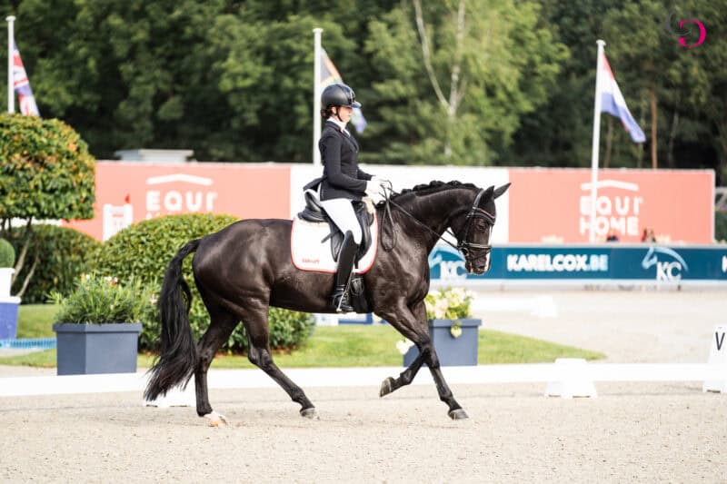 Hanna-Katharina Dearing-Schumach (K) qualifizierte sich bei ihrem EM-Debüt gleich fürs abschließende Finale der besten 18 Children-Reiter:innen. © Carina Grosch