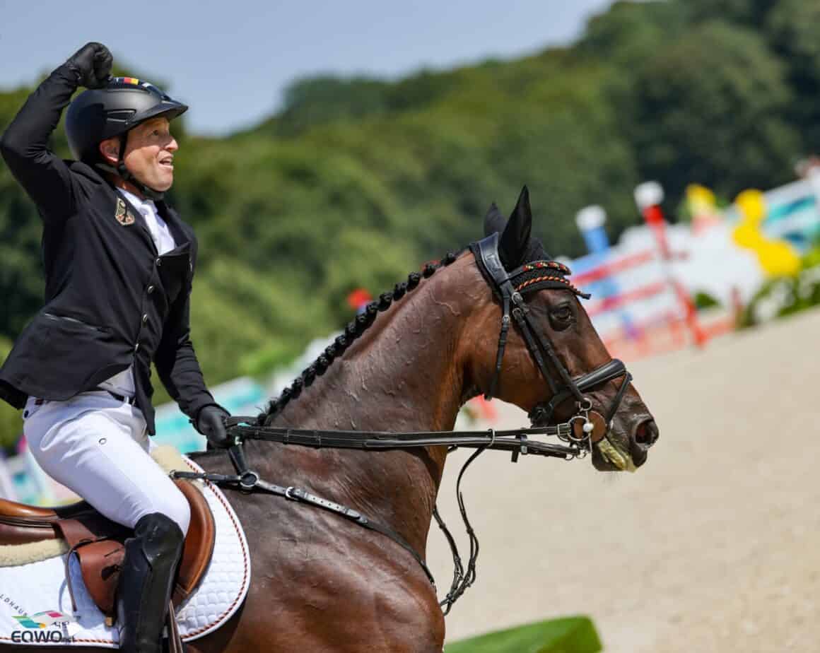 Paris: Der Jubel von Michael Jung (GER) und den Fans im Reitstadion von Versailles war riesig! © EQWO.net | Petra Kerschbaum