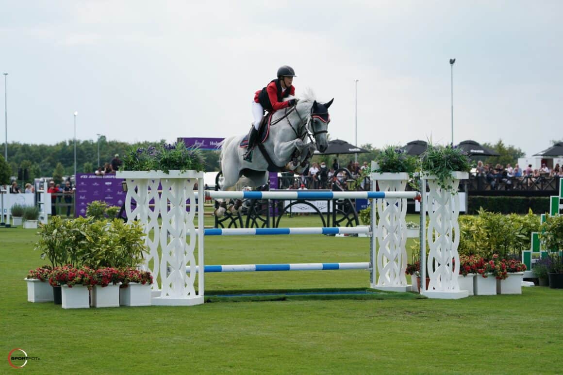 Lena Binder (W) pilotierte ihre Stute Celina in Runde 1 der U21-EM in Kronenberg fehlerfrei ins Ziel! © Sportfot