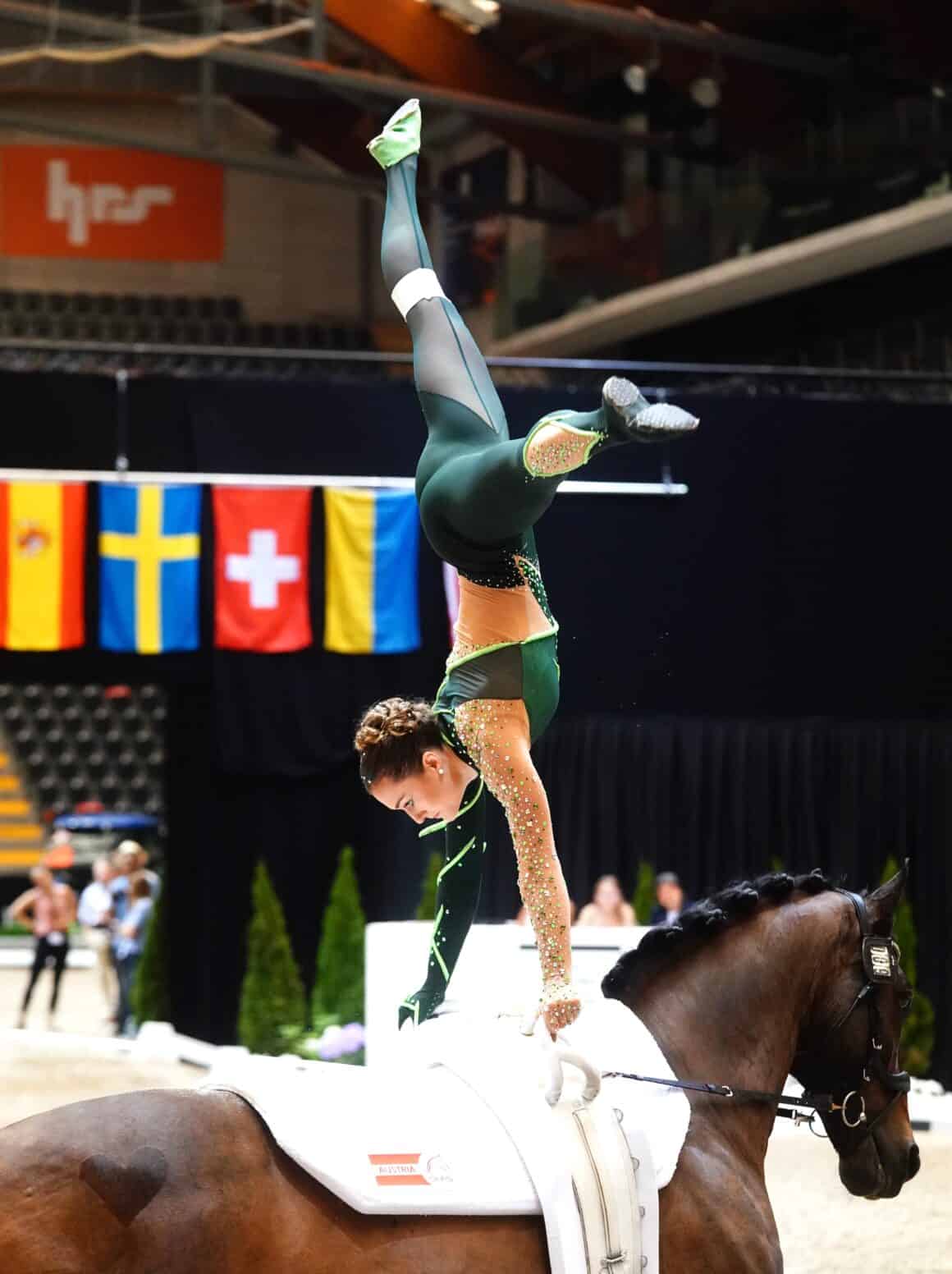 Eva Nagiller (T) sicherte sich mit einer sensationellen Kür den Weltmeistertitel bei der Voltigier-WM in Bern. © Andrea Fuchshumer