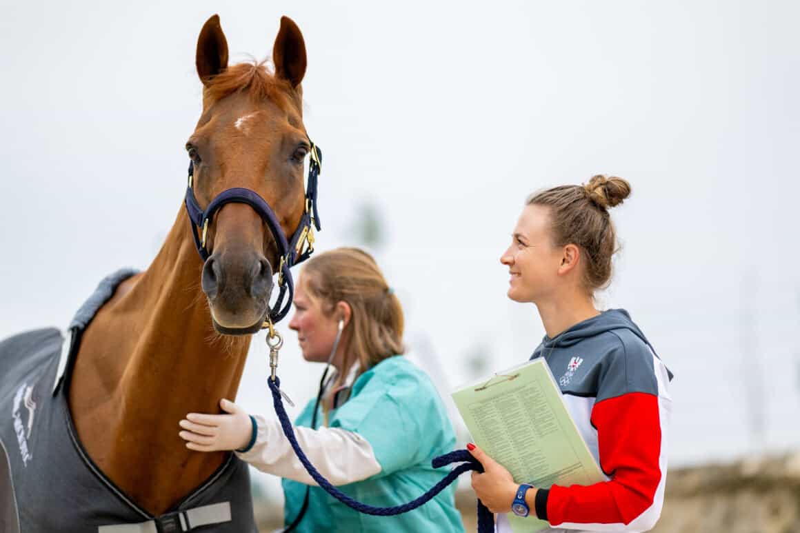 Ankunft in Versailles: Fighting Ling und Lea Siegl fühlen sich bei ihren zweiten Olympischen Spielen pudelwohl. © FEI/Benjamin Clark