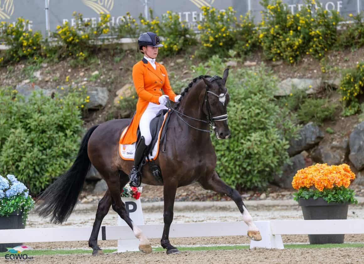 St. Margarethen: EM-Bronze für die Niederlande! Robin Heiden und Gasmonkey stoßen Teamkollegin Tessa Kale (NED) vom Podium. © EQWO.net | Petra Kerschbaum