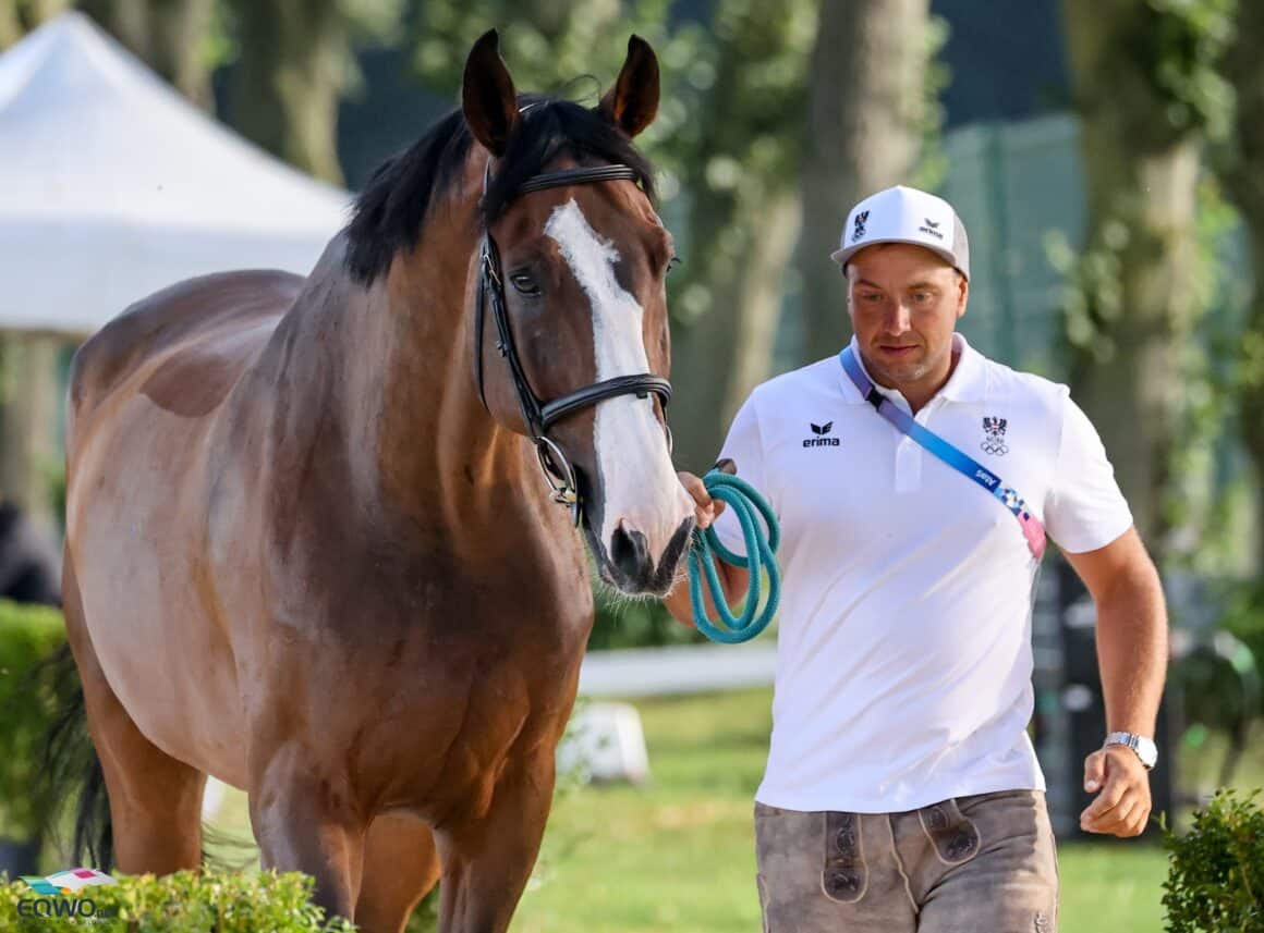 Christoph Obernauer (T) stellte seinen Holsteiner Kleons Renegade erfolgreich beim olympischen Vet-Check vor. © EQWO.net | Petra Kerschbaum