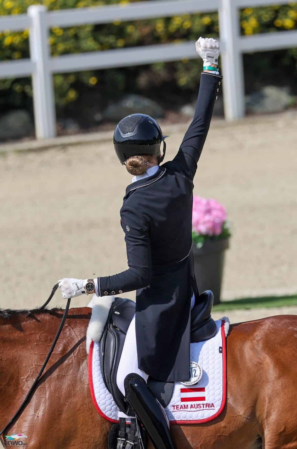 Valentina Friedl (ST) jubelte nach ihrem Ritt bei der U21-EM in St. Margarethen Richtung Trainerin Timna Valenta-Zach! © EQWO.net | Petra Kerschbaum