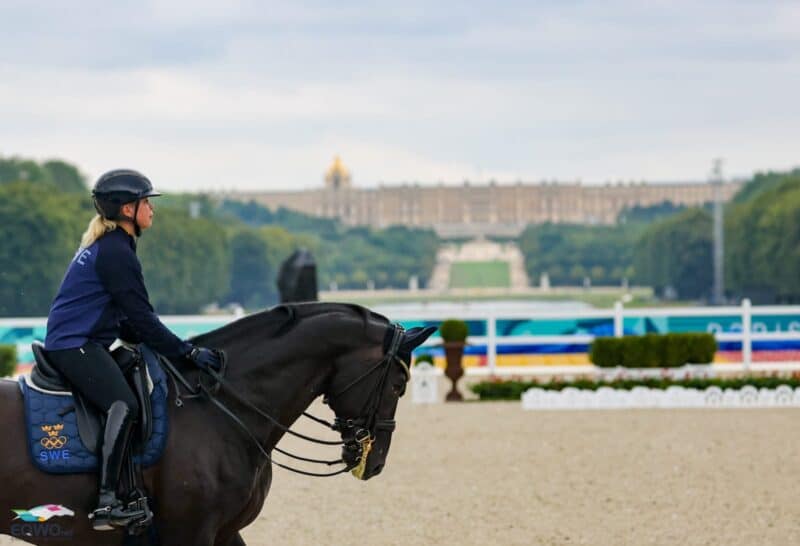 Familiarization der Dresssurreiter:innen! Therese Nilshagen (SWE) und Dante Weltino vor dem Chateau de Versailles. © EQWO.net | Petra Kerschbaum