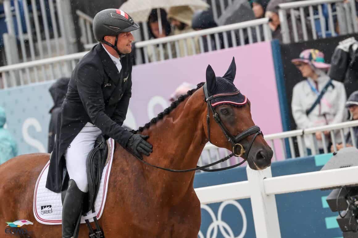 Trotz Regen jubelte das Paris Publikum Harald Ambros (OÖ) nach seiner Dressur bei den olympischen Spielen zu! © EQWO.net | Petra Kerschbaum