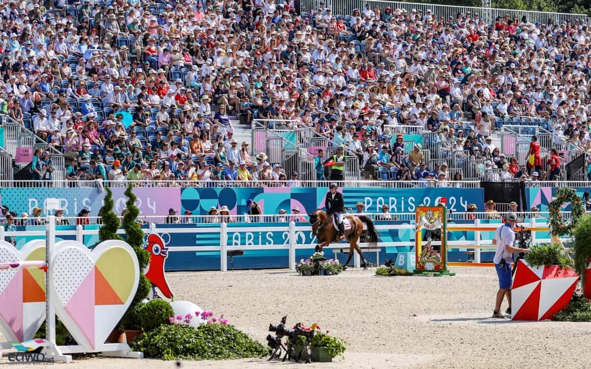 Volles Haus in Versailles! Beim finalen Springen der Vielseitigkeit wurde Harald Ambros von knapp 16.000 angefeuert. © EQWO.net | Petra Kerschbaum