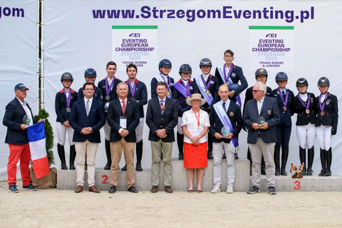 Großbritannien sicherte sich die Team-Goldmedaille bei den Jungen Reitern vor Frankreich und Deutschland.© FEI/Leszek Wójcik