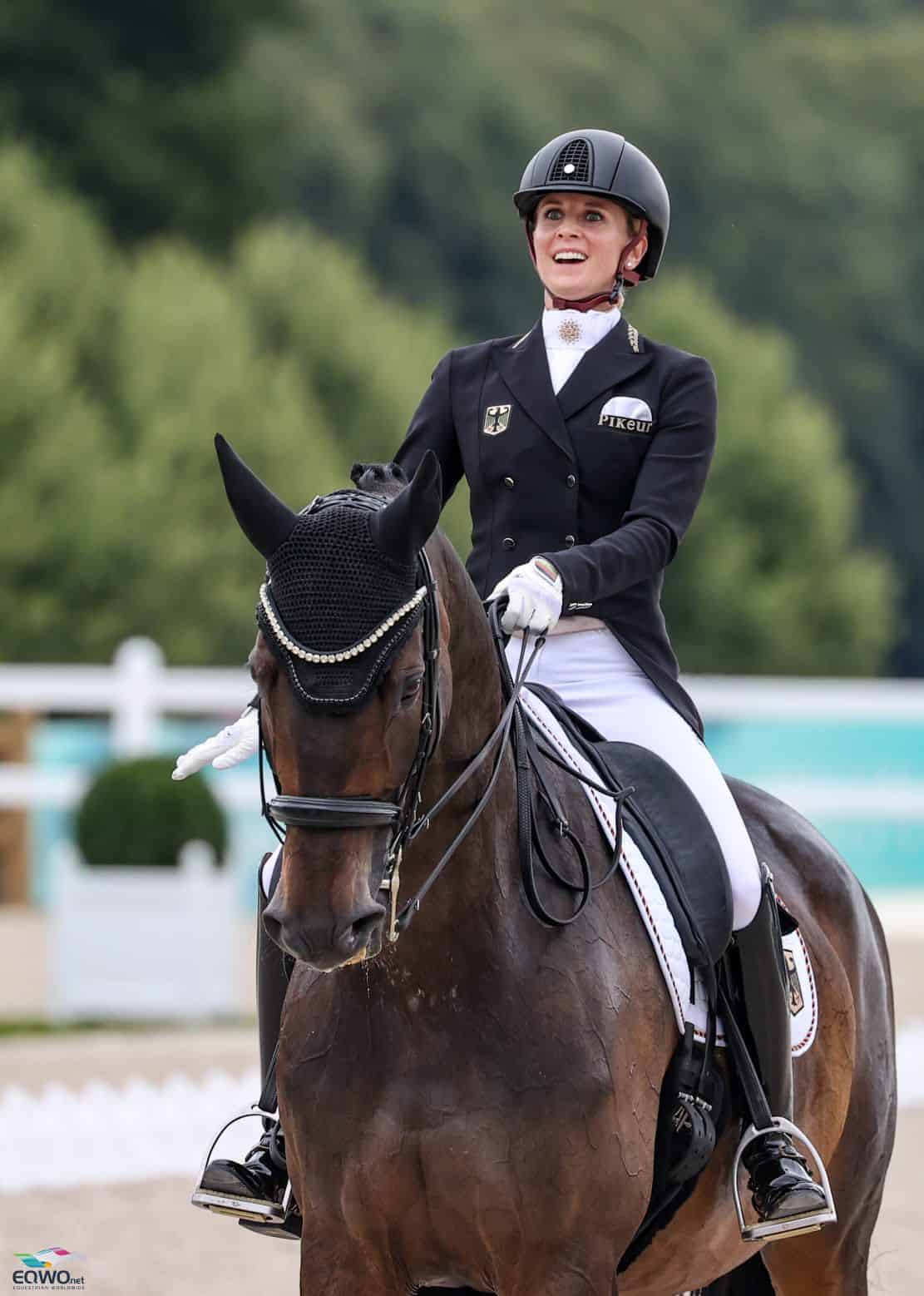 Die Erleichterung ins Gesicht geschrieben: Jessica von Bredow-Werndl (GER) hält dem Druck stand und holt mit dem deutschen Team Olympia-Gold! © EQWO.net | Petra Kerschbaum